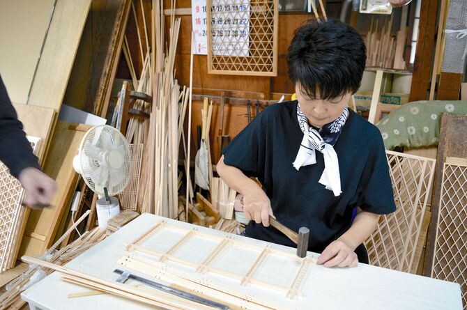 　　　切り込みが入ったパーツを組んでいきます