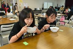 子どもたちに牛丼無料提供