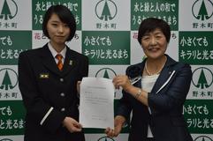 遠藤さんに県内初交付 野木町の学生消防団活動認証　教室や広報活動を評価