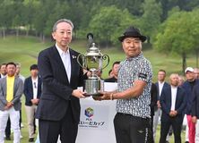 片山晋呉、シニア初優勝　崎山、県勢最高43位　シニアゴルフ・すまいーだ杯