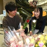 「いい夫婦の日」新婚さんにバラ贈る　宇都宮市、婚姻届提出をお祝い