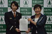 遠藤さんに県内初交付 野木町の学生消防団活動認証　教室や広報活動を評価