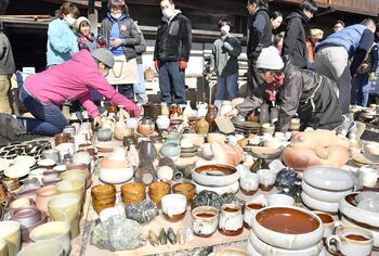 窯から続々、作品6000点 人間国宝・濱田庄司の登り窯で「窯出し」 31日 