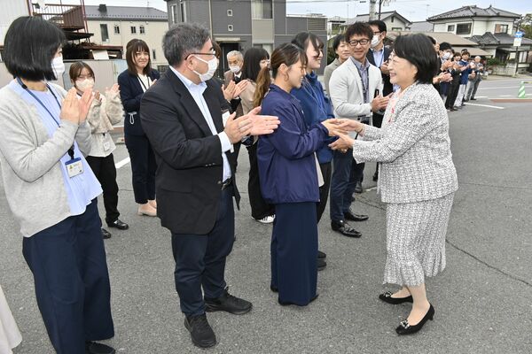 職員に出迎えられる川俣市長（右）