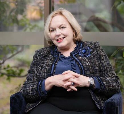 インタビューに答えるニュージーランドのコリンズ国防相