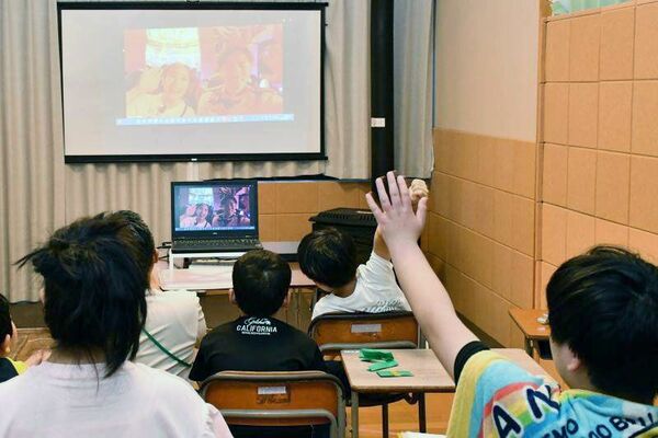 オンラインで大阪・関西万博の会場を見学する子どもたち