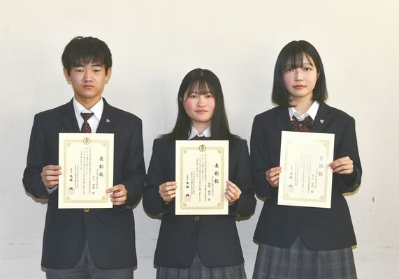 ８種目の検定で１級に合格した増形さん（中央）と、早川さん（左）、青木さん