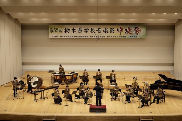 大賞に輝いた真岡東中の生徒たち＝29日午後、宇都宮市文化会館