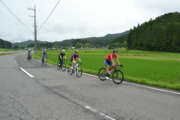 ガイド役の宇都宮ブリッツェンの選手と自転車走行を楽しむ参加者ら