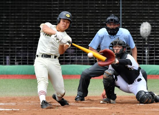 ２回、作新の広田が右前適時打を放つ＝清原