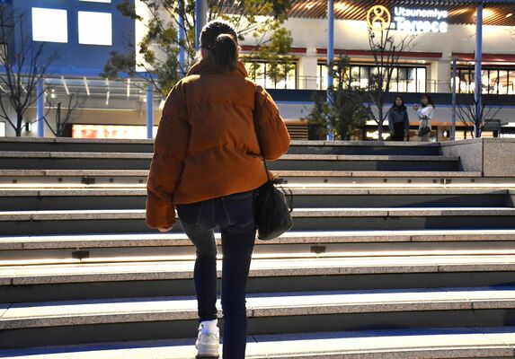 不登校などの経験を乗り越え、看護師になる夢をかなえた渡辺さん＝３月中旬、宇都宮市