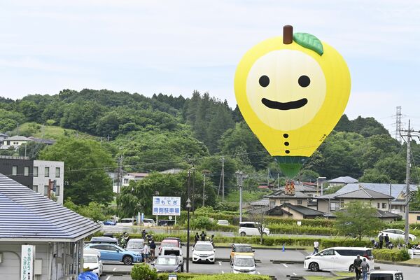 初披露された町マスコットキャラクター「ゆずも」デザインの熱気球