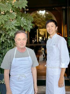 　安発伸太郎さん（右）とベルナール・パコーさん＝８日、パリ（安発さん提供・共同）