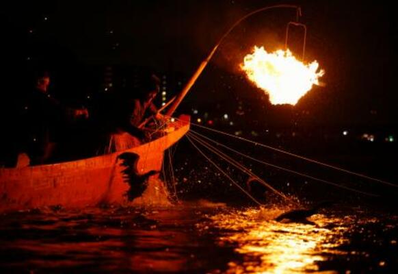 　閉幕の日を迎えた岐阜市の伝統漁「長良川鵜飼」＝１５日夜