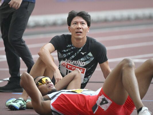 男子４００メートル決勝のゴール後、電光掲示板を見る佐藤風＝国立競技場、広瀬華撮影