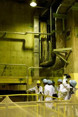 報道陣に公開された敦賀原発1号機の廃炉作業の現場=22日午後、福井県敦賀市