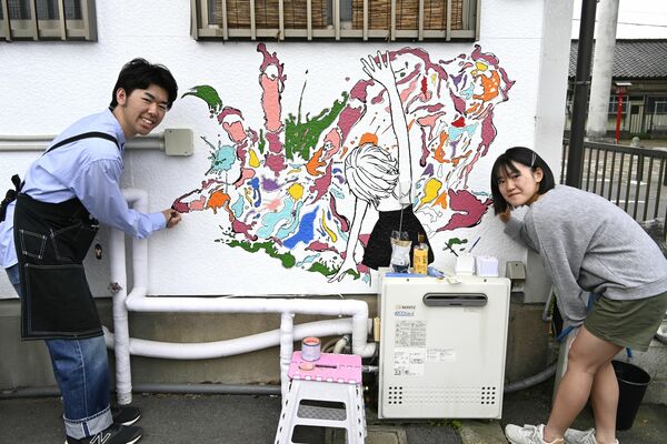 作品を仕上げる諸江さん（左）と広本さん