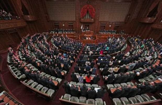 衆院が解散され、万歳する議員ら=23日午後1時4分、衆院本会議場