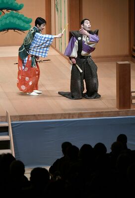 野村萬斎（左）が太郎冠者を演じた狂言「空腕」の一場面＝25日午後、県総合文化センター