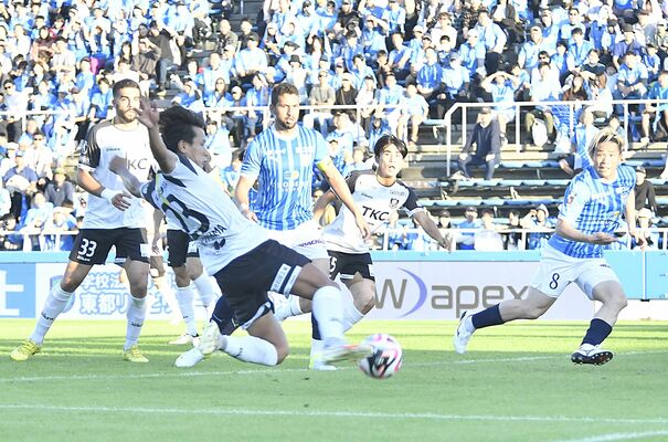 後半39分、ロングスローの流れから栃木ＳＣのＤＦ福島（手前左）がシュートを狙う＝ニッパツ三ツ沢球技場