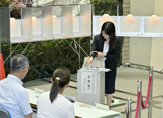 期日前投票所で１票を投じる有権者＝４日午後６時５分、宇都宮市役所、広瀬華撮影