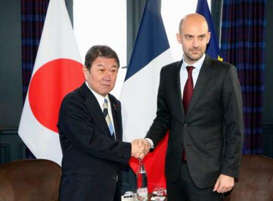 　フランスのバロ外相（右）と握手する茂木外相＝２６日、パリ近郊セルネラビル（共同）