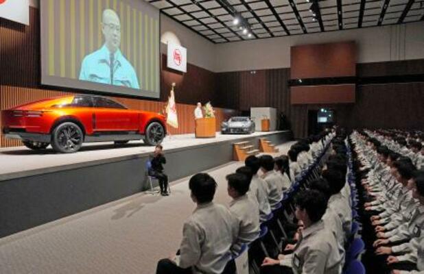 　トヨタ自動車の入社式。壇上はあいさつする近健太社長＝１日午前、愛知県豊田市