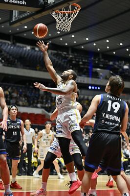 第２クオーター４分、ブレックスのニュービルがシュートを決める＝代々木第一体育館、森田大地撮影