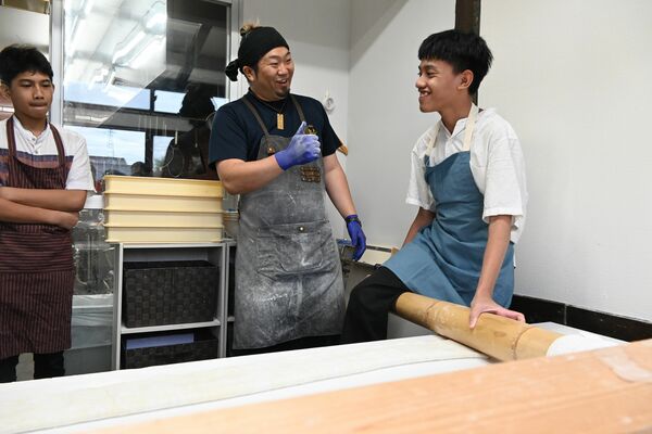 青竹打ちに挑戦するニザミア校の生徒