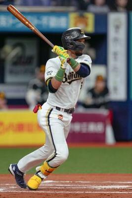 　１０回オリックス１死一、二塁、宗が右翼線にサヨナラ二塁打を放つ＝京セラドーム