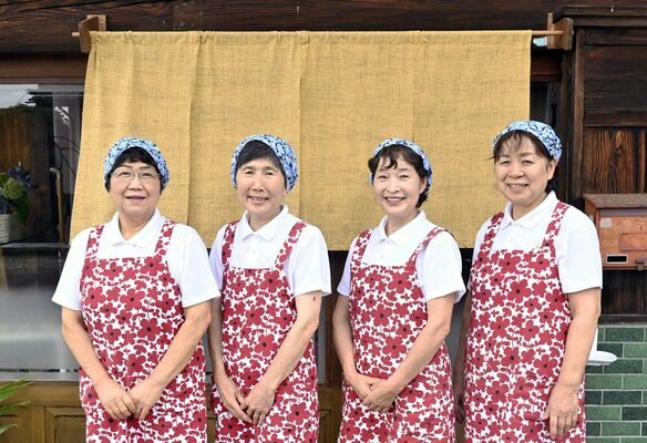 店を経営する（左から）斎藤溶さん、沼尾さん、塚原さん、斎藤初さん