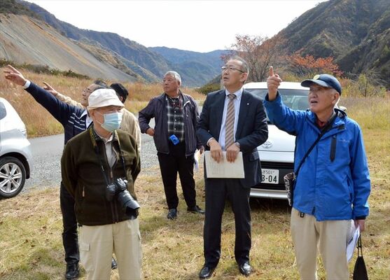松木地区で行われている植林活動の様子を視察する武田町長（右から２人目）＝29日午前、日光市足尾町