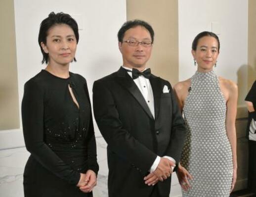 カンヌ国際映画祭で「ナギダイアリー」の公式上映後、報道陣の取材に応じる(左から)松たか子さん、深田晃司監督、石橋静河さん=13日、フランス・カンヌ(共同)