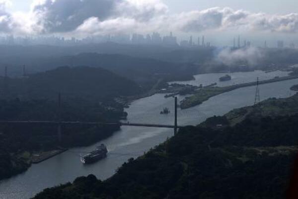 　パナマ運河を航行する船（ゲッティ＝共同）