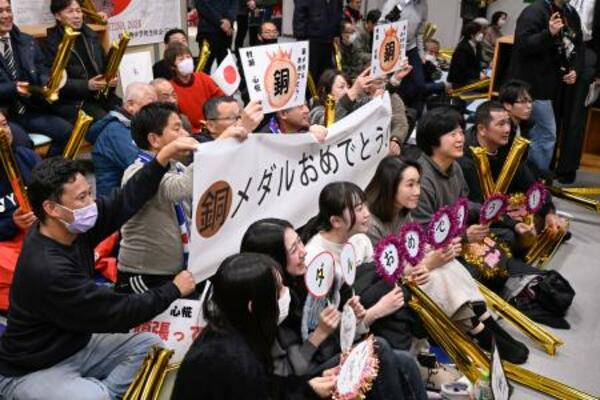 パブリックビューイング会場で村瀬心椛の銅メダル獲得を祝う人たち=19日未明、岐阜市