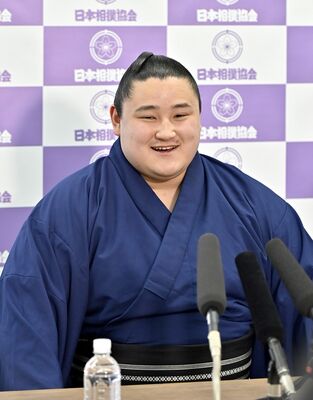 新十両昇進の記者会見で笑顔を見せる若ノ勝＝29日午後２時20分、東京都墨田区、広瀬華撮影