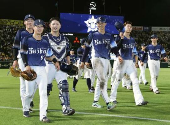 交流戦初優勝を決め、笑顔で引き揚げる西武ナイン=16日、甲子園