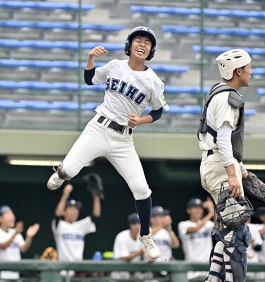 １回、那須清峰・小高の適時打で三走・柏木（左）が先制のホームイン＝エイジェックスタジアム、広瀬華撮影