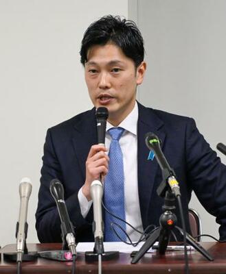 記者会見する兵庫県の奥谷謙一県議=7日午後、神戸市中央区