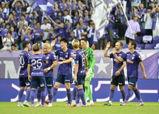 　決勝進出を決め、タッチを交わす広島イレブン＝Ｅピース