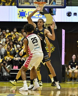 延長1分、ブレックスのエドワーズが3点シュートを決める=ブレックスアリーナ宇都宮