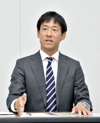 立候補を正式表明する浦野氏=6日午前、県庁