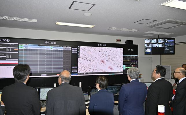 運用開始式後に高機能消防指令センターを見学する参加者