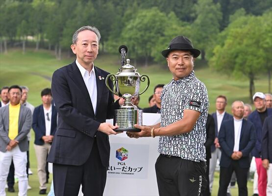 初優勝を飾った片山（右）＝イーストウッドＣＣ