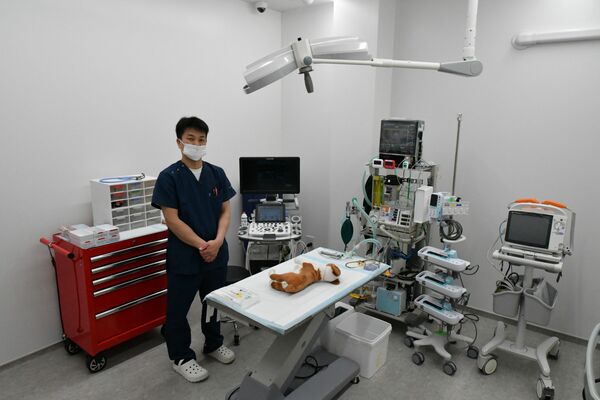 宇都宮夜間どうぶつ病院を開業した清田院長＝３月下旬、宇都宮市大曽１丁目