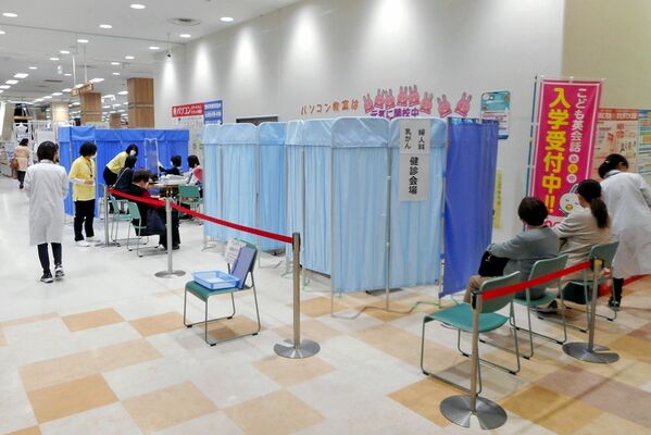 女性が足を運びやすいよう、女性下着売り場近くに仕切りで囲むように設けた問診会場