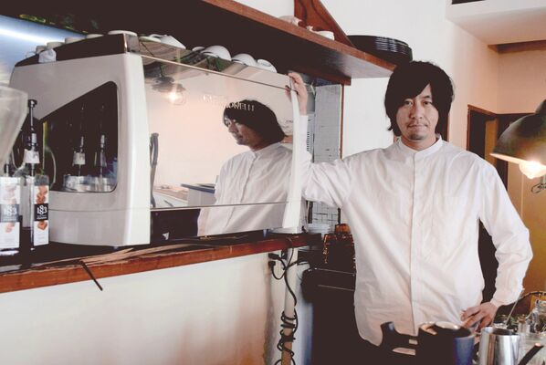 マツガミネコーヒービルヂングオーナーの黒田さんとエスプレッソマシン