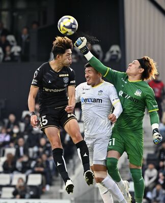 後半44分、栃木シティのDF佐藤(左)が空中戦で競り合う=CFS、森田大地撮影