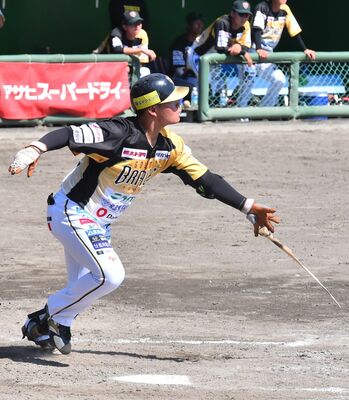 ３回、栃木ＧＢの石川が中前に逆転の２点適時打を放つ＝小山運動公園野球場
