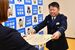 感謝状を手渡す大田原署の仲山署長＝４月30日午後、大田原市紫塚１丁目（画像は一部加工しています）